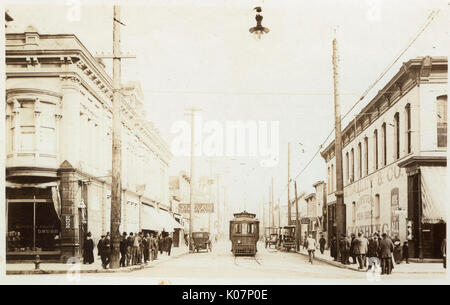 Olympia, USA - Straßenbahn und Menschen Stockfoto