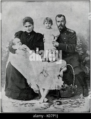 Nikolaus II. von Russland (1868 - 1918), dem letzten Kaiser von Russland, Urteil vom 1. November 1894 bis zu seinem erzwungenen Abdankung am 15. März 1917. Gruppe Familie Fotographie (links) Alexandra Fjodorowna (Alix von Hessen), Enkelin von Königin Victoria, mit ihren drei Töchtern, Großfürstin Olga Nikolajewna Russlands (vorne sitzend) Großfürstin Tatjana Nikolajewna (Mitte) und baby Großfürstin Maria nikolajewna von Russland. Datum: 1900 Stockfoto