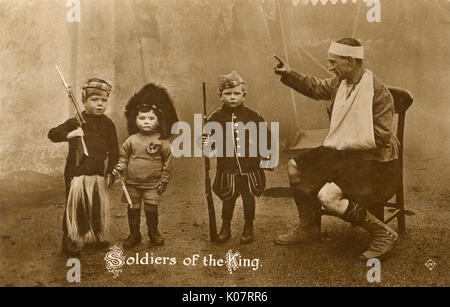 WW1 Uhr - Patriotische Postkarte - drei junge Soldaten des Königs Stockfoto