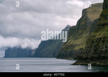 Steile Küste in der Nähe von Vestmanna, cloudscape, Streymoy Island, Färöer, Dänemark Stockfoto
