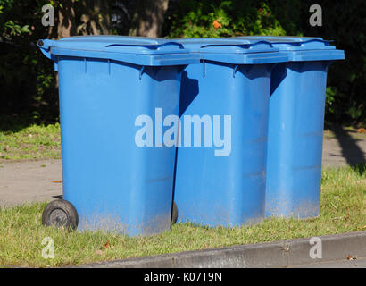 Blau Kunststoff Recycling Behälter für Altpapier Stockfoto