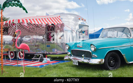 American Airstream Wohnwagen und 1955 Chevrolet Belair an einem Vintage Retro Festival. UK. Panoramablick Stockfoto