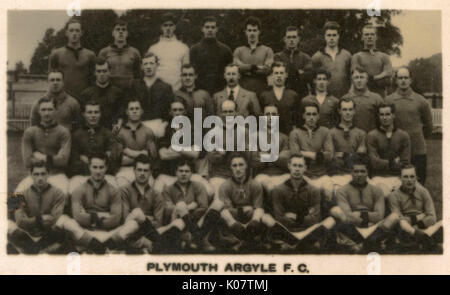 Plymouth Argyle FC Fußball Team c 1922-23. Hintere Reihe: Devine, Cosgrove, Muir, Koch, Corcoran, Frost, wenig, Miller. Zweite Reihe: Haynes, Leathlean, Hügel, Logan, Robert Jack (Sekretärin), Jobson, Eastwood, Atterbury, Rhodes. Dritte Zeile: Dickinson, Bowler, Drückergarnitur, Kirk, Russell (Kapitän), Forbes, Raymond, Bäcker, Rowe. Vordere Reihe: Kirkpatrick, Fowler, Walker, Gallogley, Richardson, Jack, Leslie, Wilson. Datum: ca. 1922-1923 Stockfoto