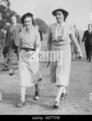 Zwei Golferinnen auf einem Golfplatz Stockfoto