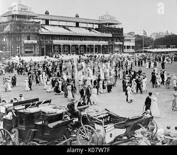 Szene während der jährlichen Eton v Harrow Cricket-spiel an den Lords Cricket Ground in NW-London, 13. Juli 1934. Menschen flanieren über während der Mittagspause, mit traditionellen Kutschen im Vordergrund. Das Spiel selbst war ein Unentschieden. Datum: 1934 Stockfoto