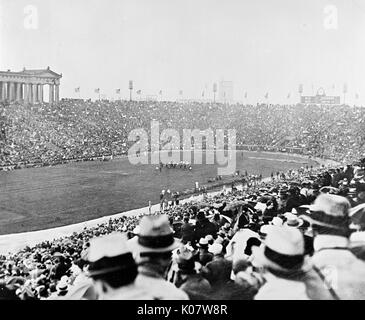 Ein American Football Spiel im Soldier Field, Grant Park, Chicago, Illinois, USA --Notre Dame v Nordwestlich, 10. Oktober 1931. Die 75.000 Zuschauer gezählt. Es war ein Riegel 0-0 im Regen. Datum: 1931 Stockfoto