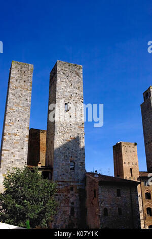 Die twin Salvucci Türme von der Piazza dell' Erbe, San Gimignano, Toskana, Italien Stockfoto