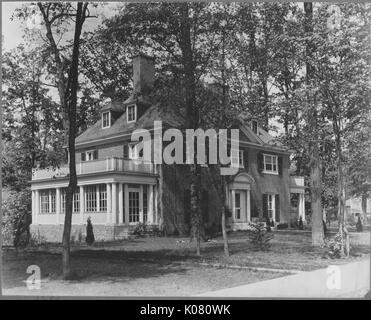 Landschaft schoß, große 3-stöckige Haus, mit einem seitlichen Balkon, von Bäumen mit Blättern umgeben, Roland Park/Boston, USA, 1910. Dieses Bild wird von einer Reihe dokumentieren den Bau und den Verkauf von Wohnungen in der Roland Park/Guilford Nachbarschaft von Baltimore, einer Straßenbahn Vorort und eines der ersten geplanten Gemeinschaften in den Vereinigten Staaten. Stockfoto