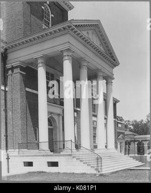 Ein Foto von der Außenseite des Gilman Hall auf dem Homewood Campus der Johns Hopkins University in Baltimore, Maryland, Landschaftsgestaltung und architektonische Elemente wie die Treppe, die zum Haupteingang und klassischen Säulen, Baltimore, Maryland, 1965. Dieses Bild wird von einer Reihe dokumentieren den Bau und den Verkauf von Wohnungen in der Roland Park/Guilford Nachbarschaft von Baltimore, einer Straßenbahn Vorort und eines der ersten geplanten Gemeinschaften in den Vereinigten Staaten. Stockfoto