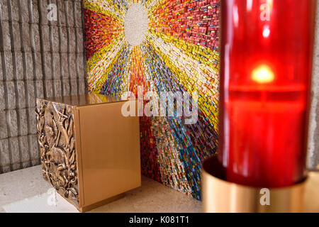 Red Heiligtum Lampe oder ewige Flamme in der Stiftshütte mit Bronze Lamm Gottes an der Seite Altar mit sunburst Mosaik in der Katholischen Kirche Stockfoto