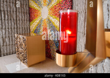 Red Heiligtum Lampe oder ewige Flamme in der Stiftshütte mit Bronze Lamm Gottes bas-relief an der Seite Altar mit sunburst Mosaik in der Katholischen Kirche Stockfoto