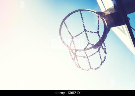 Basketballkorb mit Kette netto bei Sonnenuntergang, Farbe Tonen angewendet wird, Platz für Text. Stockfoto