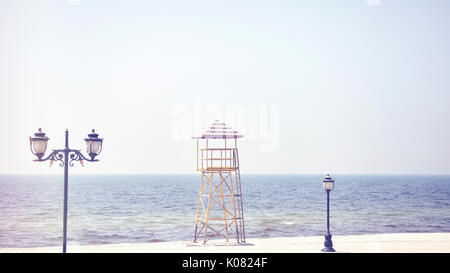 Retro alten Film stilisiert Bild von einem Bademeister Turm auf einem leeren Strand. Stockfoto