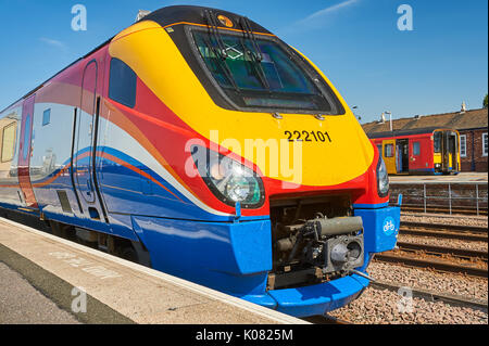 Die vordere optimierte Ende einer Klasse 222 Personenzug, im markanten East Midlands Trains Farben Stockfoto