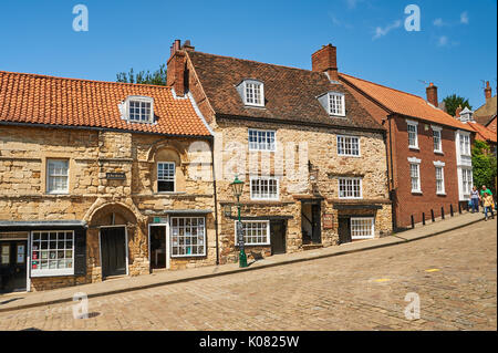 Steilen Hügel in Lincoln links die Kathedrale mit dem Stadtzentrum und ist von einer Vielzahl von Baustilen und Zwecke ausgerichtet Stockfoto