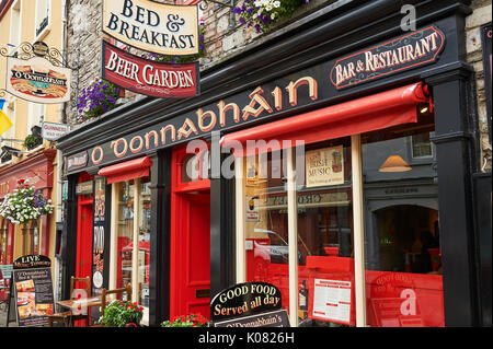 Ziemlich streetscene in der Grafschaft Kerry Markt Stadt Kenmare Stockfoto