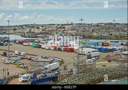 Lkw und Pkw auf der Fähre in den Norden von Wales Hafen von Holyhead geladen Stockfoto