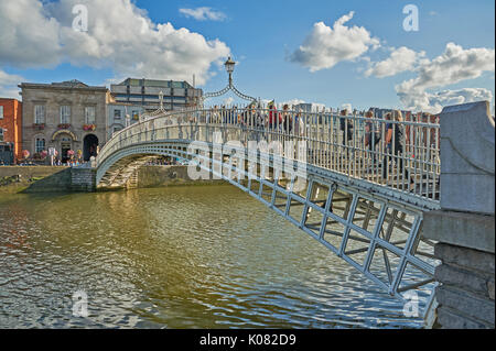 Fußgänger den ikonischen Ha'Penny Bridge über den Fluss Liffey im Zentrum von Dublin, Irland Stockfoto