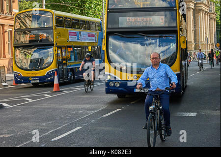 Pendler mit dem Fahrrad auf einer städtischen Straße zu arbeiten Stockfoto