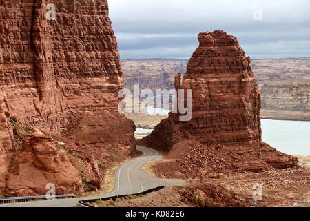 Leere Straße durch die roten Felsen von Glen Canyon Stockfoto