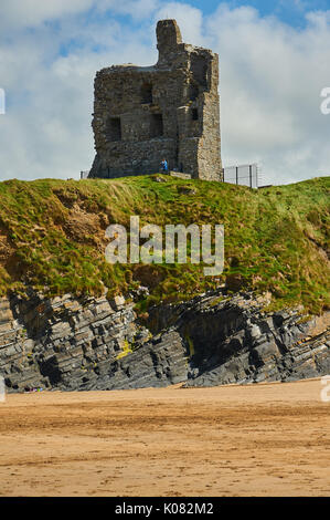 Die Ruinen von ballbunion Castle im County Kerry über den breiten Sandstrand und den Atlantik auf einem ruhigen Sommer Tag schauen. Stockfoto