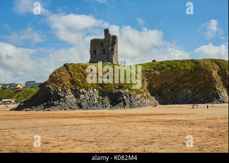Die Ruinen von ballbunion Castle im County Kerry über den breiten Sandstrand und den Atlantik auf einem ruhigen Sommer Tag schauen. Stockfoto