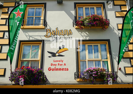 Die reich verzierten und farbenfrohe Fassade des Hufeisens Inn im Zentrum von Listowel, County Kerry, Irland. Stockfoto