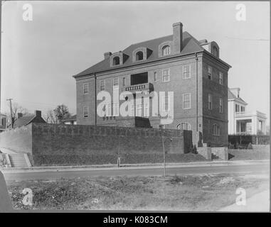 In einem 4-stöckigen Gebäude, Mauerwerk, Balkon im dritten Stock, Schornstein, Straße vor dem Haus, Terrasse und Balkon von einem weißen Haus im Hintergrund sichtbar; Roland Park/Guilford, Washington, DC, 1910. Dieses Bild wird von einer Reihe dokumentieren den Bau und den Verkauf von Wohnungen in der Roland Park/Guilford Nachbarschaft von Baltimore, einer Straßenbahn Vorort und eines der ersten geplanten Gemeinschaften in den Vereinigten Staaten. Stockfoto