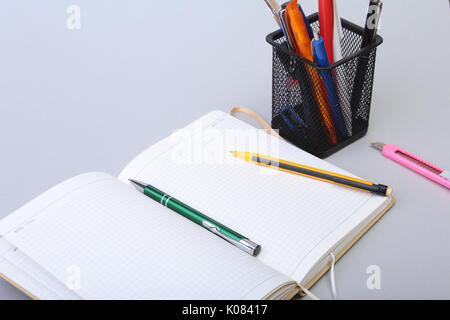 Öffnen Sie eine leere Seite Notizbuch und Stift auf weißer Tisch. Stockfoto