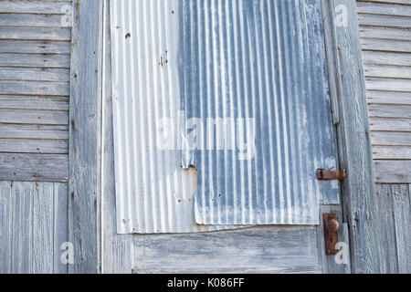 Altes Holz und Aluminium Tür mit Verrosteten sperren Stockfoto