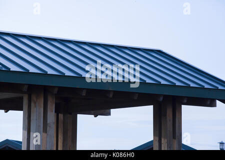 Nahaufnahme von einem blauen Alu Dach in einem Park Stockfoto