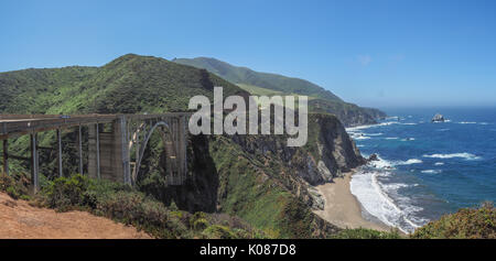 Beeindruckende Bixby Bridge in der Nähe von Big Sur auf der Autobahn. 1. Stockfoto
