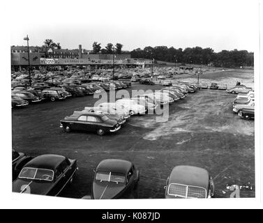 Parkplatz von Northwood Einkaufszentrum, vielen geparkten Autos, Parkplatz neben Stores wie Liest, Bäume und Laternen auch im Hintergrund, Baltimore, Maryland, 1950. Stockfoto