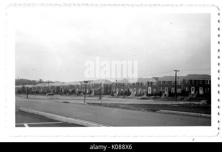 Anzeigen der Reihe Häuser von den Northwood Einkaufszentrum Parkplatz gegenüber dem Hotel, Baltimore, Maryland, 1951. Stockfoto