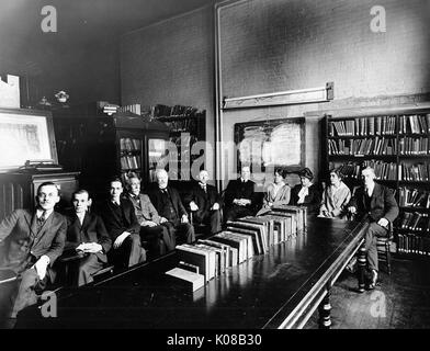 Gruppenfoto innerhalb von McCoy Hall des Deutschen Seminars an der Johns Hopkins University, Baltimore, Maryland, 1915. Stockfoto