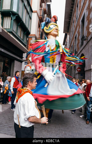 Comparsa De Gigantes Y Cabezudos Tolosa in Tolosa Spanien - Riesen und große Köpfe Parade Stockfoto