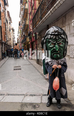 Comparsa De Gigantes Y Cabezudos Tolosa in Tolosa Spanien - Riesen und große Köpfe Parade Stockfoto