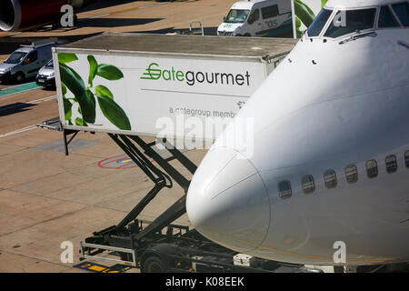 Gate Gourmet laden Essen auf eine Jungfrau 474 mit dem Nordterminal des Flughafen Gatwick Stockfoto