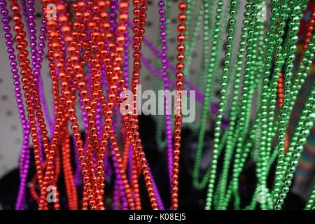 Vielen bunten Mardi Gras Perlen Stockfoto