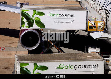 Gate Gourmet laden Essen auf eine Jungfrau 474 mit dem Nordterminal des Flughafen Gatwick Stockfoto