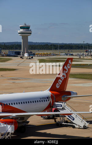 Air Traffic Control Tower und Low-cost carrier EasyJet am Flughafen Gatwick North Terminal Stockfoto