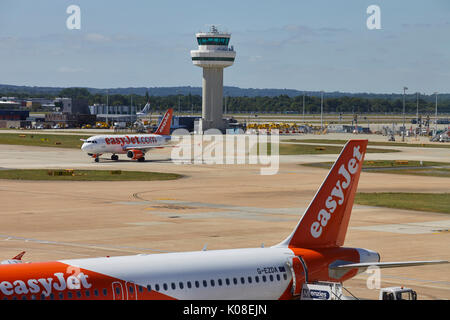 Air Traffic Control Tower und Low-cost carrier EasyJet am Flughafen Gatwick North Terminal Stockfoto