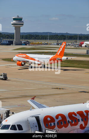 Air Traffic Control Tower und Low-cost carrier EasyJet am Flughafen Gatwick North Terminal Stockfoto