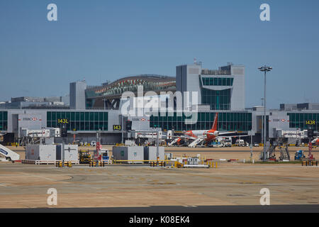 Günstige Fluggesellschaft EasyJet am Flughafen Gatwick North Terminal Stockfoto