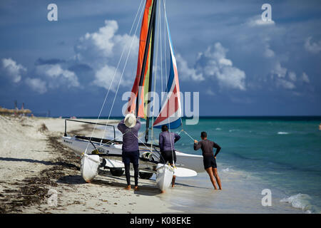 Meliá Marina Strand von Varadero, Kuba, Vorbereitungen für kleine Katamaran fahrten. Stockfoto