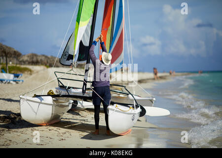 Meliá Marina Strand von Varadero, Kuba eine karibische Insel Nation unter kommunistischer Herrschaft, Vorbereitungen für den kleinen Katamaran fahrten. Stockfoto