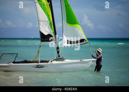 Meliá Marina Strand von Varadero, Kuba eine karibische Insel Nation unter kommunistischer Herrschaft, Vorbereitungen für den kleinen Katamaran fahrten. Stockfoto