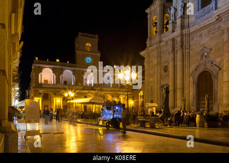 Marsala (Trapani, Italien) - Notturno della Piazza Centrale del Paese con la Chiesa Madre e Palazzo della Loggia Stockfoto