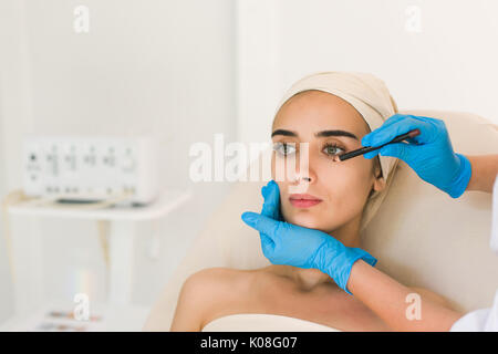 Plastische Chirurgie Konzept. Arzt Zeichnung Markierungen auf weibliches Gesicht. Stockfoto