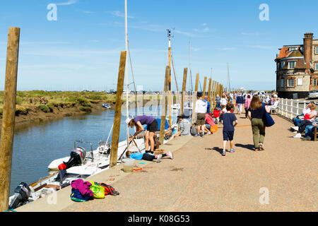 Leute Krabben im Blakeney Hafen/Kai Norfolk Stockfoto